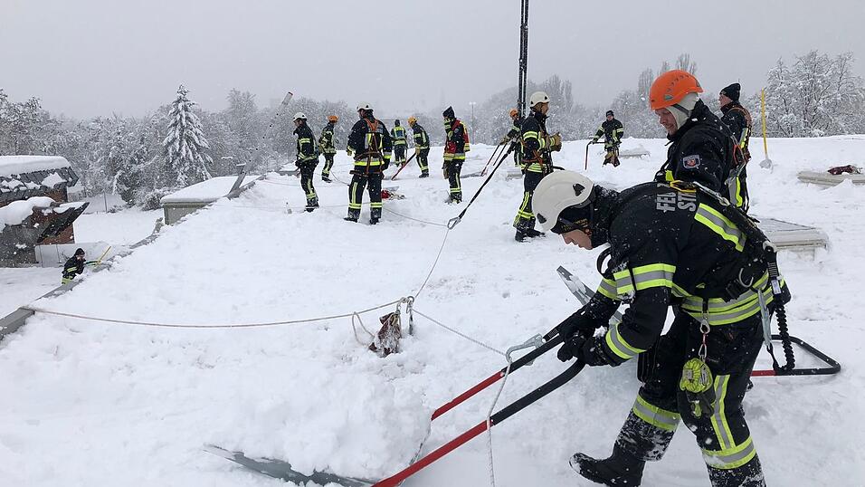 Kr&auml;fte der Straubinger Feuerwehr und des THW r&auml;umten das Dach der Dreifachturnhalle am Turmair-Gymnasium.