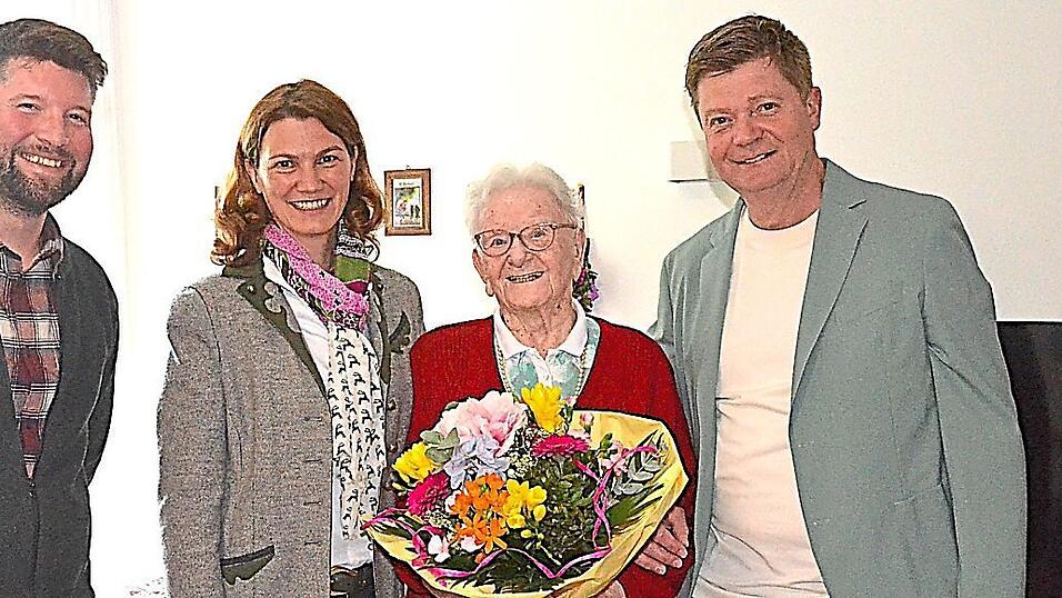 Bei der Gratulation (von links): Heimleiter Denis Schwenk, Landr&auml;tin Tanja Schweiger, Jubilarin Maria Heller und B&uuml;rgermeister Harald Stadler.
