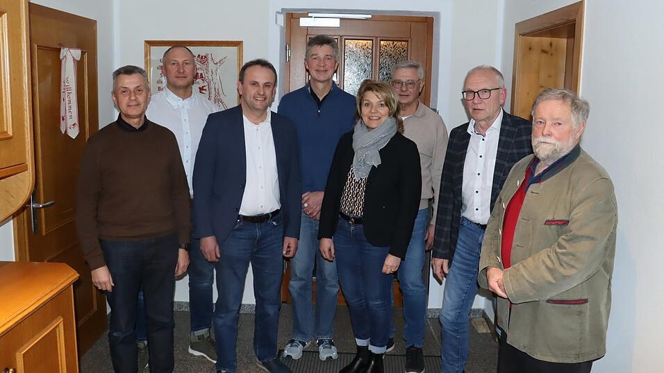 Hans Biederer, Markus G&ouml;tz, Josef Sch&uuml;tz, Andreas Bahr, Elisabeth Kerscher, Hans Solleder, Martin Voggenreiter und Herbert Sch&ouml;tz (von links) bilden die neue Vorstandschaft des F&ouml;rdervereins f&uuml;r Grund- und Mittelschule. Nicht auf dem Bild sind Ulrike Piendl und Claudia Gulden.