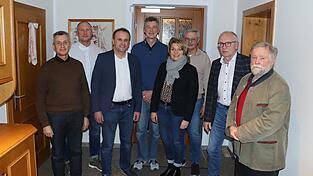 Hans Biederer, Markus Götz, Josef Schütz, Andreas Bahr, Elisabeth Kerscher, Hans Solleder, Martin Voggenreiter und Herbert Schötz (von links) bilden die neue Vorstandschaft des Fördervereins für Grund- und Mittelschule. Nicht auf dem Bild sind Ulrike Piendl und Claudia Gulden. Hans Biederer, Markus Götz, Josef Schütz, Andreas Bahr, Elisabeth Kerscher, Hans Solleder, Martin Voggenreiter und Herbert Schötz (von links) bilden die neue Vorstandschaft des Fördervereins für Grund- und Mittelschule. Nicht auf dem Bild sind Ulrike Piendl und Claudia Gulden.