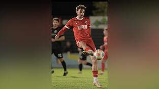 Hankofens Lukas Weidlich dürfte das Spiel in Deisenhofen etwas länger in guter Erinnerung behalten: Das 3:0 kurz vor Schluss war der erste Treffer des 19-Jährigen überhaupt in der Bayernliga. Hankofens Lukas Weidlich dürfte das Spiel in Deisenhofen etwas länger in guter Erinnerung behalten: Das 3:0 kurz vor Schluss war der erste Treffer des 19-Jährigen überhaupt in der Bayernliga.