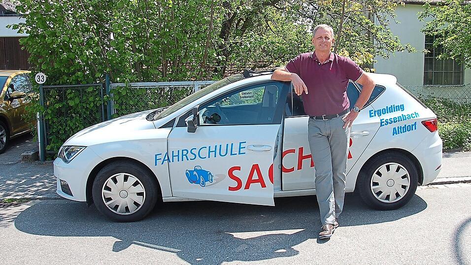 Wolfgang Sacher von der 'Fahrschule Sacher' h&auml;tte sich mehr Einheitlichkeit gew&uuml;nscht, was den Informationsfluss von oberer Stelle betrifft. 'Ich bin gespannt, wie das funktioniert', sagt er gegen&uuml;ber der LZ im Hinblick auf das Thema Maskenpflicht beim Praxisunterricht.