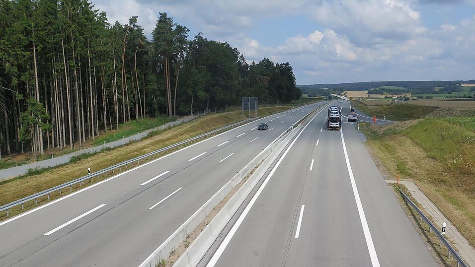 Nach einer gef&uuml;hlten Unfallh&auml;ufung auf der B15n hat Landrat Peter Dreier gemeinsam mit Vertretern von Polizei, Staatlichem Bauamt, Feuerwehr und Verkehrsbeh&ouml;rden nach L&ouml;sungen gesucht, wie die Verkehrsteilnehmer besser vor m&ouml;glichen Gefahrenstellen gewarnt werden k&ouml;nnen.