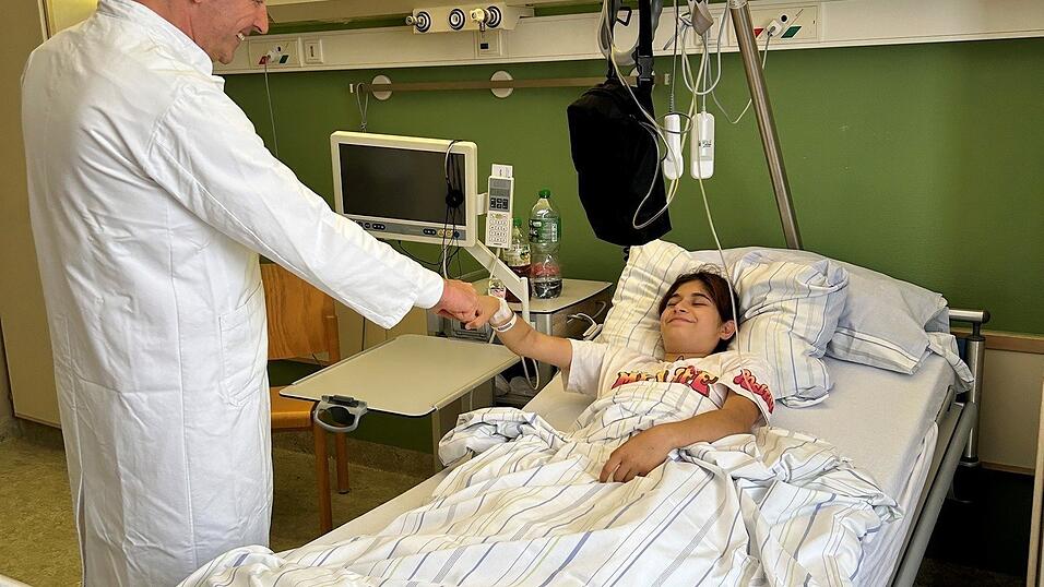 Nach der Operation: Rend kann schon wieder lachen, als Professor Dr. Stefan Grote ins Krankenzimmer kommt, um nach ihr zu sehen.