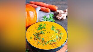 Aus den beiden im Landkreis Freising bevorzugt angebauten Gemüsearten lässt sich zum Beispiel eine köstliche Kürbis-Karotten-Suppe zubereiten.
