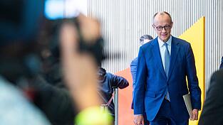 Erst vor einigen Tagen hat Bundeskanzler Friedrich Merz geäußert, Fehler in der Migration machten sich „im Stadtbild“ bemerkbar, und stieß damit auf Empörung. Zuletzt verteidigte er seine Aussage.
