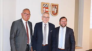 Landrat Werner Bumeder (Mitte) mit seinem Stellvertreter Josef Pellkofer (Freie W&auml;hler, links im Bild)&nbsp;und dem weiteren Stellvertreter Thomas Hieninger (CSU).&nbsp;