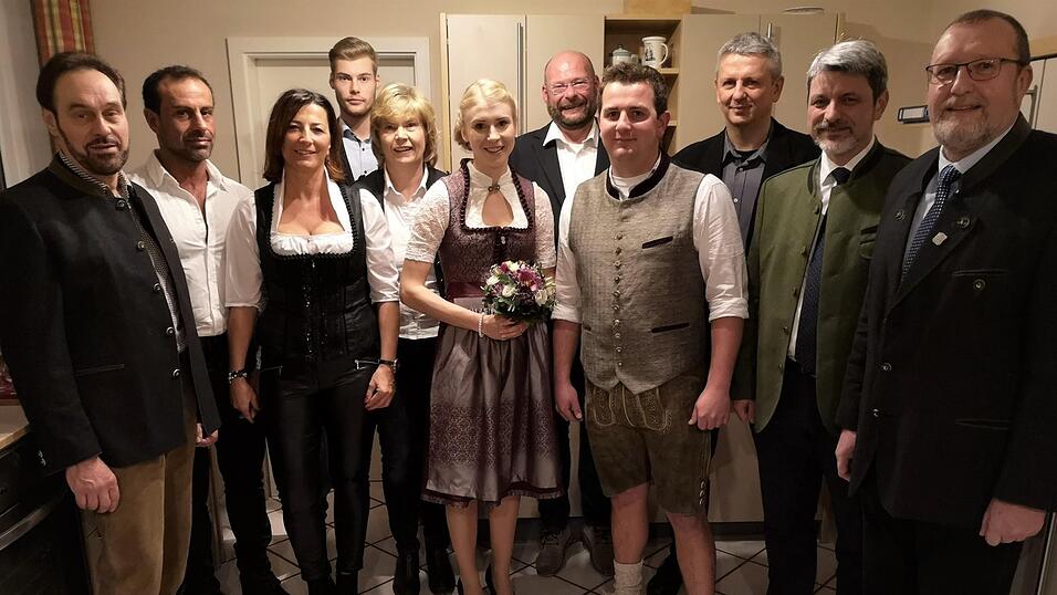 Inspizient Heinz Winklm&uuml;ller, Murat Dogan, Sabine Jarosch, Philipp Decker, Conny Decker, Ritterin Stefanie Decker, Herwig Decker, Ritter Manuel Jarosch, Stephan Jarosch, B&uuml;rgermeister Sandro Bauer und Drachenstich-Organisationsleiter Karl-Heinz Sp&auml;th.