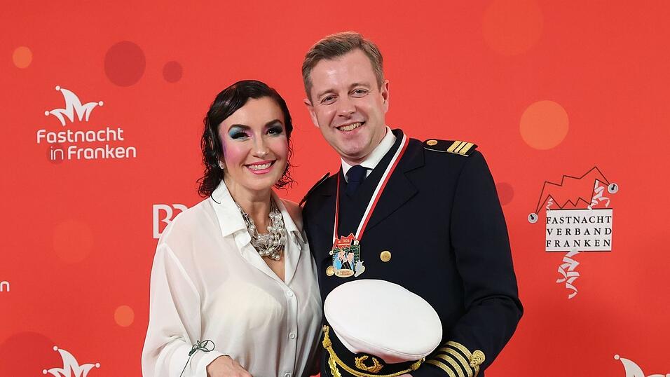 Bundesministerin Dorothee B&auml;r freut sich mit ihrem Mann Oliver auf die &laquo;Fastnacht in Franken&raquo;.