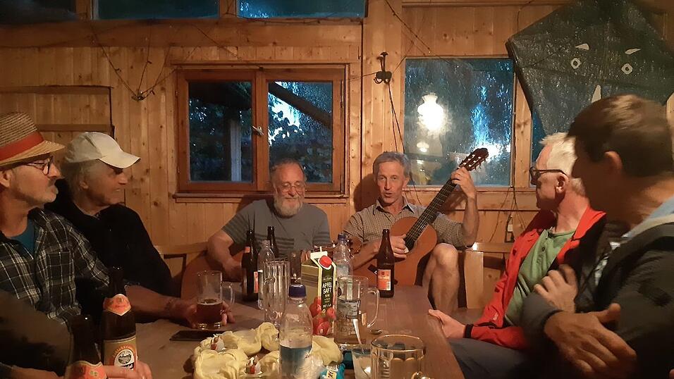 Bei Musik und Brotzeit klang der Abend aus.