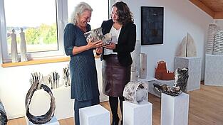 Bürgermeisterin Irmgard Eberl zu Gast bei Cornelia Hinkel, die ihre neuesten Werke zeigt. Bürgermeisterin Irmgard Eberl zu Gast bei Cornelia Hinkel, die ihre neuesten Werke zeigt.