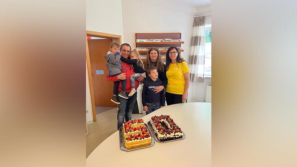 Zum 50. Jubiläum gab’s als besondere Überraschung eine selbst gebackene Zahlentorte von Familie Lemberger, deren Sohn Andreas ebenfalls Fördermaßnahmen in St. Raphael erhält. Zum 50. Jubiläum gab’s als besondere Überraschung eine selbst gebackene Zahlentorte von Familie Lemberger, deren Sohn Andreas ebenfalls Fördermaßnahmen in St. Raphael erhält.