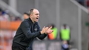 Ole Werner treibt seine Mannschaft in Augsburg an. Ole Werner treibt seine Mannschaft in Augsburg an.