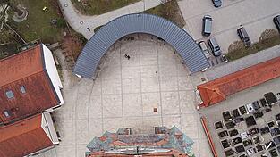 Der neu geschaffene Kirchenvorplatz ist 2015 eingeweiht worden. Der Umbau ist so gelungen, dass er im Jahr 2018 mit dem Regionalpreis &bdquo;regiNO&ldquo; ausgezeichnet wurde. In der Begr&uuml;ndung der Jury hie&szlig; es unter anderem: &bdquo;Die ovale, &uuml;berdachte Arkade mit ihrer einfachen filigranen Konstruktion begrenzt den so entstandenen gut proportionierten Platz im Westen.&ldquo; So entstehe eine hohe Nutzungs- und Aufenthaltsqualit&auml;t.