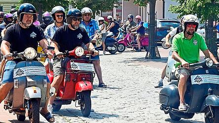 Die Blechrollerfreunde Langenbach und Vespa-Fans aus dem Umland starteten mit rund 50 Rollern zu ihrer Landkreisrundfahrt, angef&uuml;hrt von Thomas Neuner.