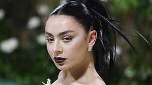 Charli XCX auf der Met Gala im Mai 2024.