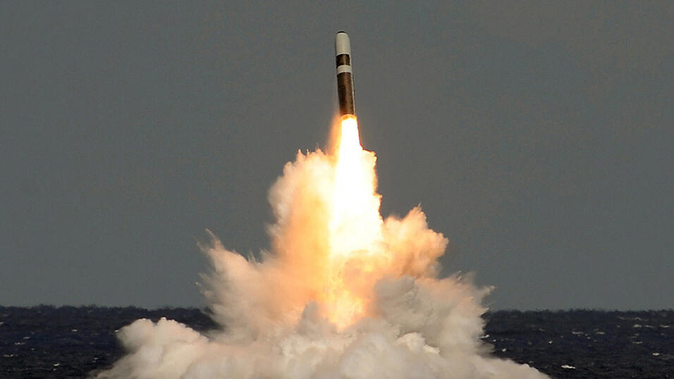 Das britische Trident-Programm mit Sprengköpfen auf U-Booten wird in den USA hergestellt, gewartet und gelagert. Das britische Trident-Programm mit Sprengköpfen auf U-Booten wird in den USA hergestellt, gewartet und gelagert.