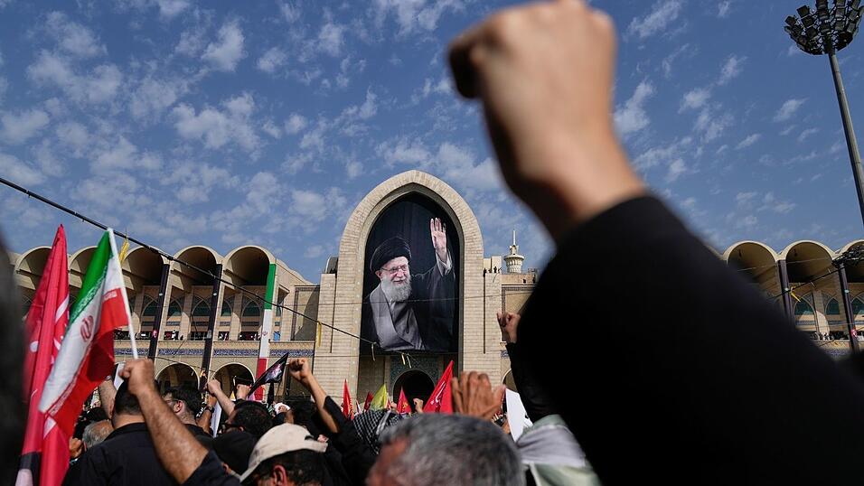 Für Chameneis Anhänger und die iranische Führung ist die Staatstrauer zugleich Abschied und Demonstration politischer Geschlossenheit. Für Chameneis Anhänger und die iranische Führung ist die Staatstrauer zugleich Abschied und Demonstration politischer Geschlossenheit.