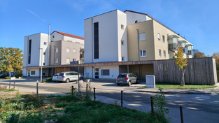 Das Geb&auml;ude an der Stettiner Stra&szlig;e ist schon seit 2023 bezogen, trotzdem wirkt es sich noch ma&szlig;geblich auf die Bilanz der Baugenossenschaft aus. Im Vordergrund liegt eine Fl&auml;che brach, die die Genossenschaft schon zum Bau vorbereitet hat, aber jetzt nicht bebaut.