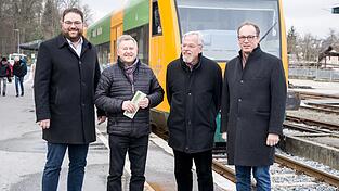 MdL Tobias Beck (v.l.), Heinrich Schmidt, Dr. Wolfgang Schlüter und MdL Martin Behringer, freuen sich über den Antrag auf Ausnahmegenehmigung. MdL Tobias Beck (v.l.), Heinrich Schmidt, Dr. Wolfgang Schlüter und MdL Martin Behringer, freuen sich über den Antrag auf Ausnahmegenehmigung.