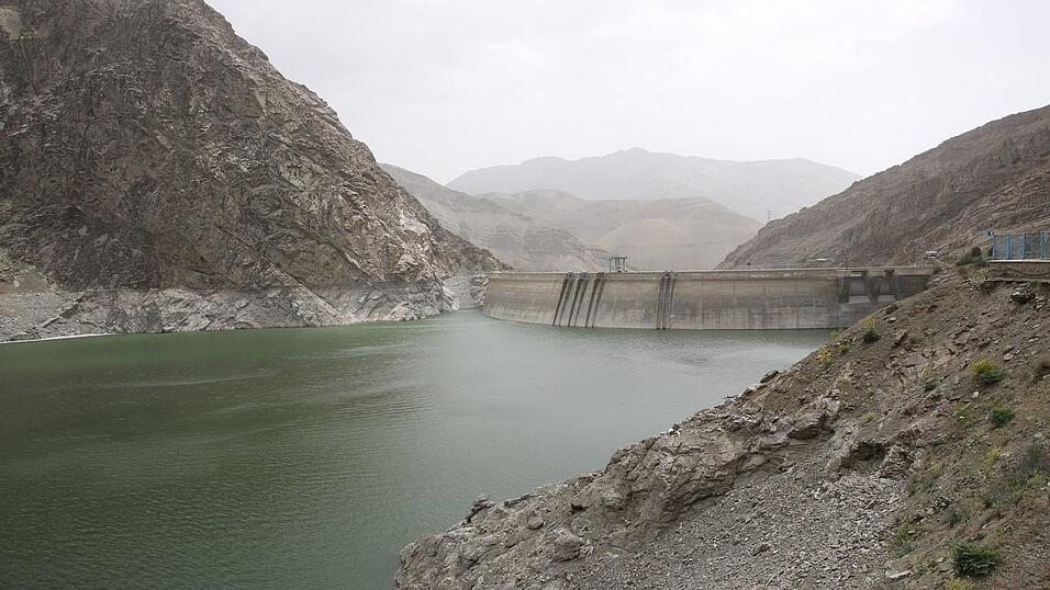 Die Wasserversorgung der Millionenmetropole Teheran ist durch knappe Pegelstände an den Staudämmen gefährdet. (Archivbild) Die Wasserversorgung der Millionenmetropole Teheran ist durch knappe Pegelstände an den Staudämmen gefährdet. (Archivbild)