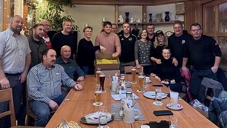 Die Faschingsmarktmacher rund um Heike Aichner bereiten den Faschingsmarkt vor und mischen die Lose für die große Tombola.