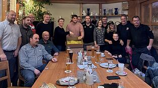 Die Faschingsmarktmacher rund um Heike Aichner bereiten den Faschingsmarkt vor und mischen die Lose für die große Tombola.