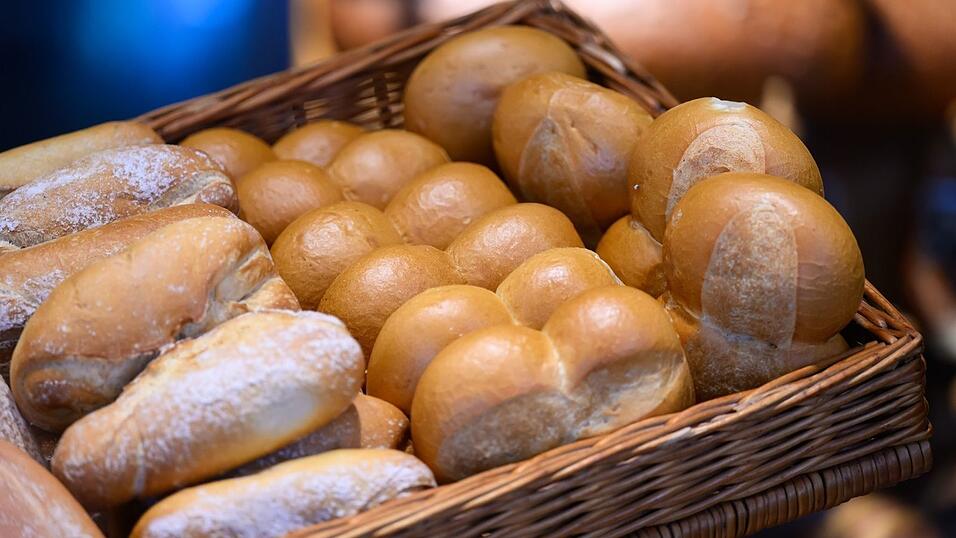 Frische Brötchen gibt es auch sonntags - dann dürfen Bäckereibeschäftigte bislang aber nur drei Stunden arbeiten. Frische Brötchen gibt es auch sonntags - dann dürfen Bäckereibeschäftigte bislang aber nur drei Stunden arbeiten.