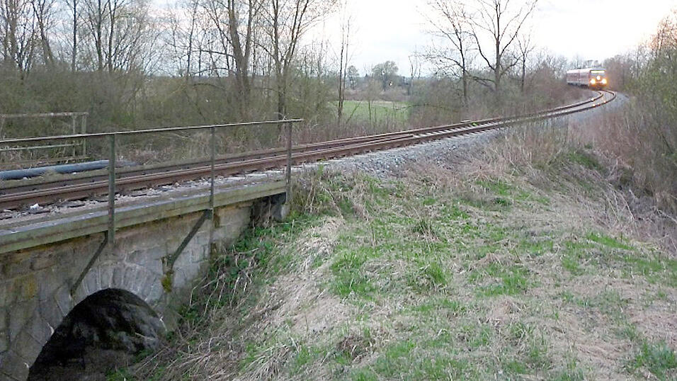 Wenn der Zug auch den Donaualtarm überquert hat, kommt direkt vor Bogen noch die Brücke über die Staatsstraße, der Beginn ist links im Bild zu sehen. Auch diese Brücke ist sanierungsbedürftig. Wenn der Zug auch den Donaualtarm überquert hat, kommt direkt vor Bogen noch die Brücke über die Staatsstraße, der Beginn ist links im Bild zu sehen. Auch diese Brücke ist sanierungsbedürftig.