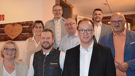 Die Spitze der Freien Wähler Plattling: (v.l.) Stadträtin und Schriftführerin Monika Beham, Stadträtin Heidi Koschollek, Vorsitzender Andreas Möschl, Stadtrat Werner Zellner, Kassier Günter Fittigauer, Bundestags-Direktkandidat Martin Behringer, Stadtrat und Medienbeauftragter Stefan Fisch sowie MdL Manfred Eibl.