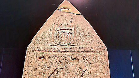 Das Gold auf dem Obelisken spiegelt den Glanz der Sonne und die Macht des Sonnengottes wider. Darunter die Kartusche von Ramses II.