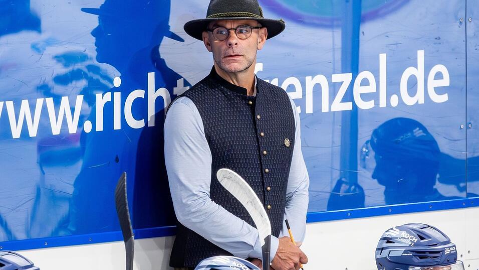 Den Trachtenhut, den Craig Woodcroft während der Volksfestcups trug, dürfte der Tigers-Coach wieder ablegen, den aufmerksamen Blick wohl nicht. Den Trachtenhut, den Craig Woodcroft während der Volksfestcups trug, dürfte der Tigers-Coach wieder ablegen, den aufmerksamen Blick wohl nicht.
