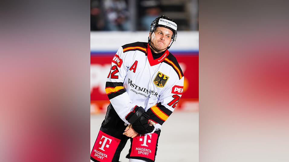 Bitter: Schweiz-Legionär Dominik Kahun muss mit einer Handverletzung das Eis vorzeitig verlassen. Bitter: Schweiz-Legionär Dominik Kahun muss mit einer Handverletzung das Eis vorzeitig verlassen.