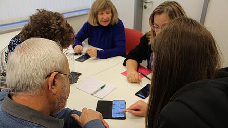 Die Fragen der Senioren werden entweder in kleinen Gruppe beantwortet... Die Fragen der Senioren werden entweder in kleinen Gruppe beantwortet...