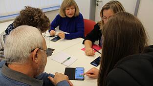 Die Fragen der Senioren werden entweder in kleinen Gruppe beantwortet...