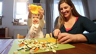 Kinder sind begeisterungsfähig - auch für das Schnibbeln von Gemüse. Kinder sind begeisterungsfähig - auch für das Schnibbeln von Gemüse.