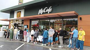 Lange Schlange bis raus vor die neue Filiale: McDonald’ kurz nach Donnerstagmittag.