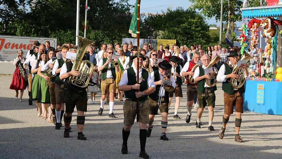 Die Blaskapelle Pfeffenhausen führte den Auszug an. Die Blaskapelle Pfeffenhausen führte den Auszug an.