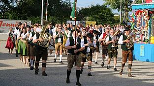 Die Blaskapelle Pfeffenhausen f&uuml;hrte den Auszug an.