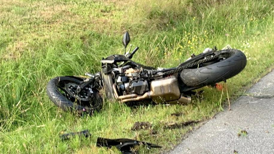 Der Mann wurde mit einem Rettungshubschrauber in ein Krankenhaus gebracht. Der Mann wurde mit einem Rettungshubschrauber in ein Krankenhaus gebracht.