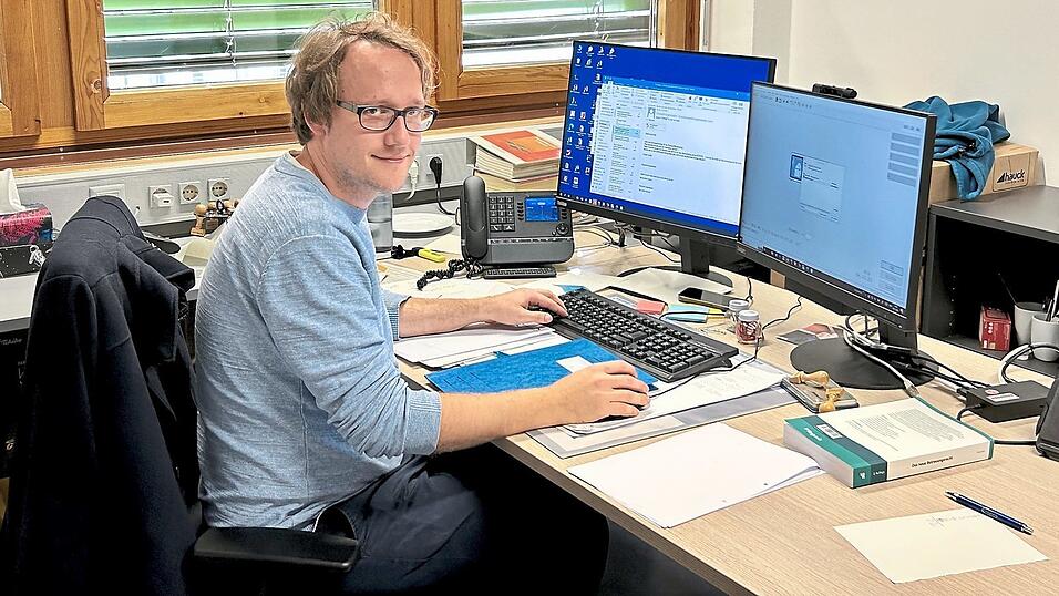 Gabriel Schwarzer, Sachgebietsleiter 'Soziale Sicherung', rät auch schon jungen Erwachsenen, sich über eine Vorsorgevollmacht Gedanken zu machen. Gabriel Schwarzer, Sachgebietsleiter 'Soziale Sicherung', rät auch schon jungen Erwachsenen, sich über eine Vorsorgevollmacht Gedanken zu machen.