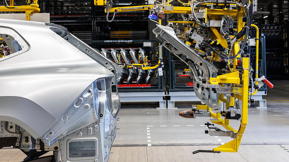 Im Karosseriebau nehmen die Fahrzeuge Form an. Im Karosseriebau nehmen die Fahrzeuge Form an.