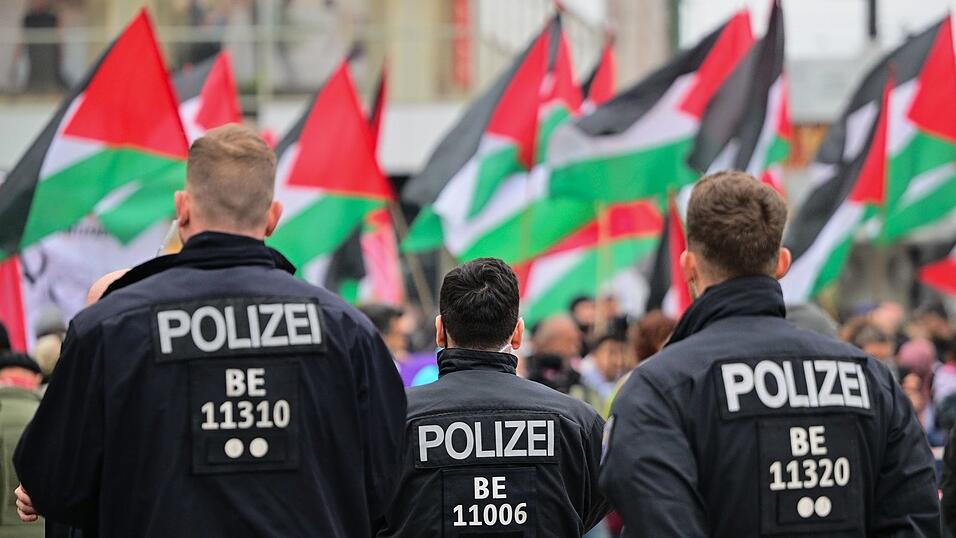 Propalästinensische Demonstranten kritisieren vielfach, dass in Deutschland ihre Meinungsfreiheit eingeschränkt sei, weil immer wieder Demonstrationen aufgelöst würden- (Archivbild)