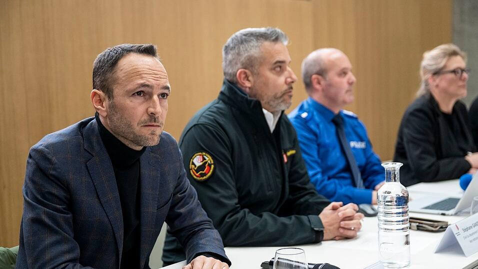 Bei einer Pressekonferenz gaben die Ermittler Details zu dem Feuer bekannt.