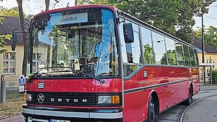 Der Hallertauer Lokalbahnverein setzt auf der Volksfestlinie Richtung Wolnzach den alten Bahnbus DB 23-474 ein. Der Hallertauer Lokalbahnverein setzt auf der Volksfestlinie Richtung Wolnzach den alten Bahnbus DB 23-474 ein.