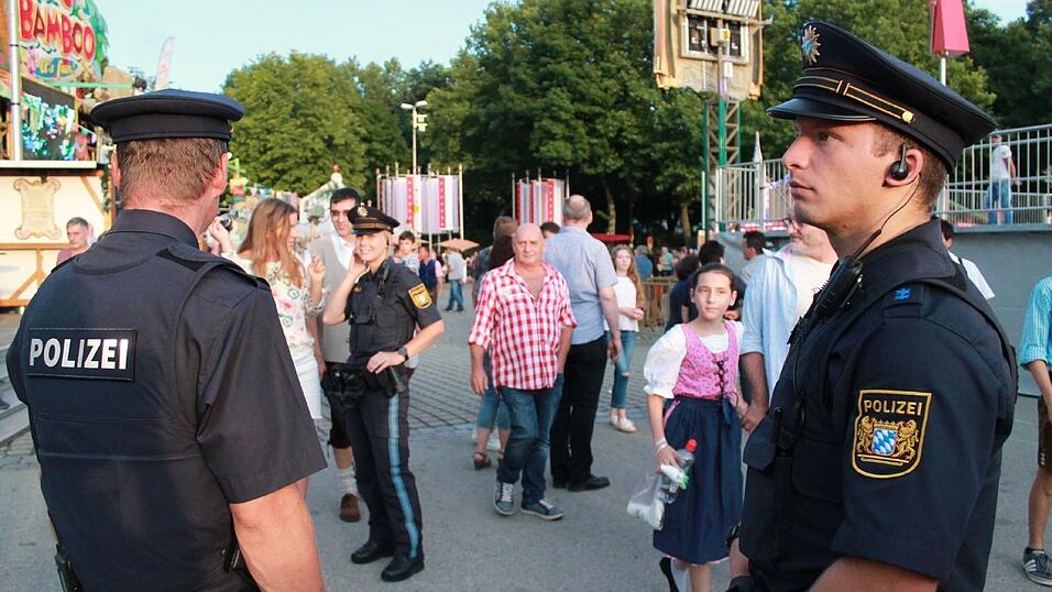 Mit einem wachsamen Blick gehen die Polizeibeamten &uuml;ber das Festgel&auml;nde.