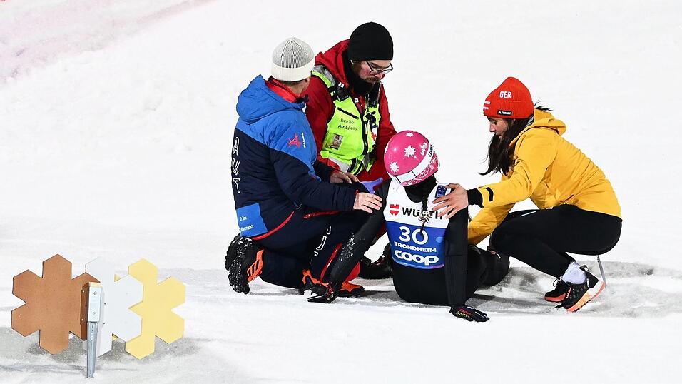 Luisa Görlich musste nach ihrem Sprung behandelt werden. Luisa Görlich musste nach ihrem Sprung behandelt werden.