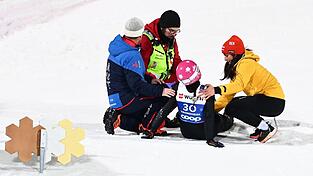 Luisa Görlich musste nach ihrem Sprung behandelt werden. Luisa Görlich musste nach ihrem Sprung behandelt werden.