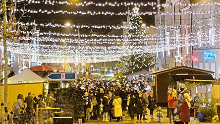 Für Weihnachtsstimmung sorgten vergangene Woche von Donnerstag bis Sonntag sowohl die Beleuchtung samt Baum am Stadtplatz, als auch die verschiedenen Stände, bei denen es unter anderem ganz traditionell Krippenfiguren und kleine Krippchen zu kaufen gab. Für Weihnachtsstimmung sorgten vergangene Woche von Donnerstag bis Sonntag sowohl die Beleuchtung samt Baum am Stadtplatz, als auch die verschiedenen Stände, bei denen es unter anderem ganz traditionell Krippenfiguren und kleine Krippchen zu kaufen gab.