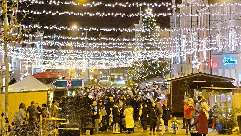 Für Weihnachtsstimmung sorgten vergangene Woche von Donnerstag bis Sonntag sowohl die Beleuchtung samt Baum am Stadtplatz, als auch die verschiedenen Stände, bei denen es unter anderem ganz traditionell Krippenfiguren und kleine Krippchen zu kaufen gab.